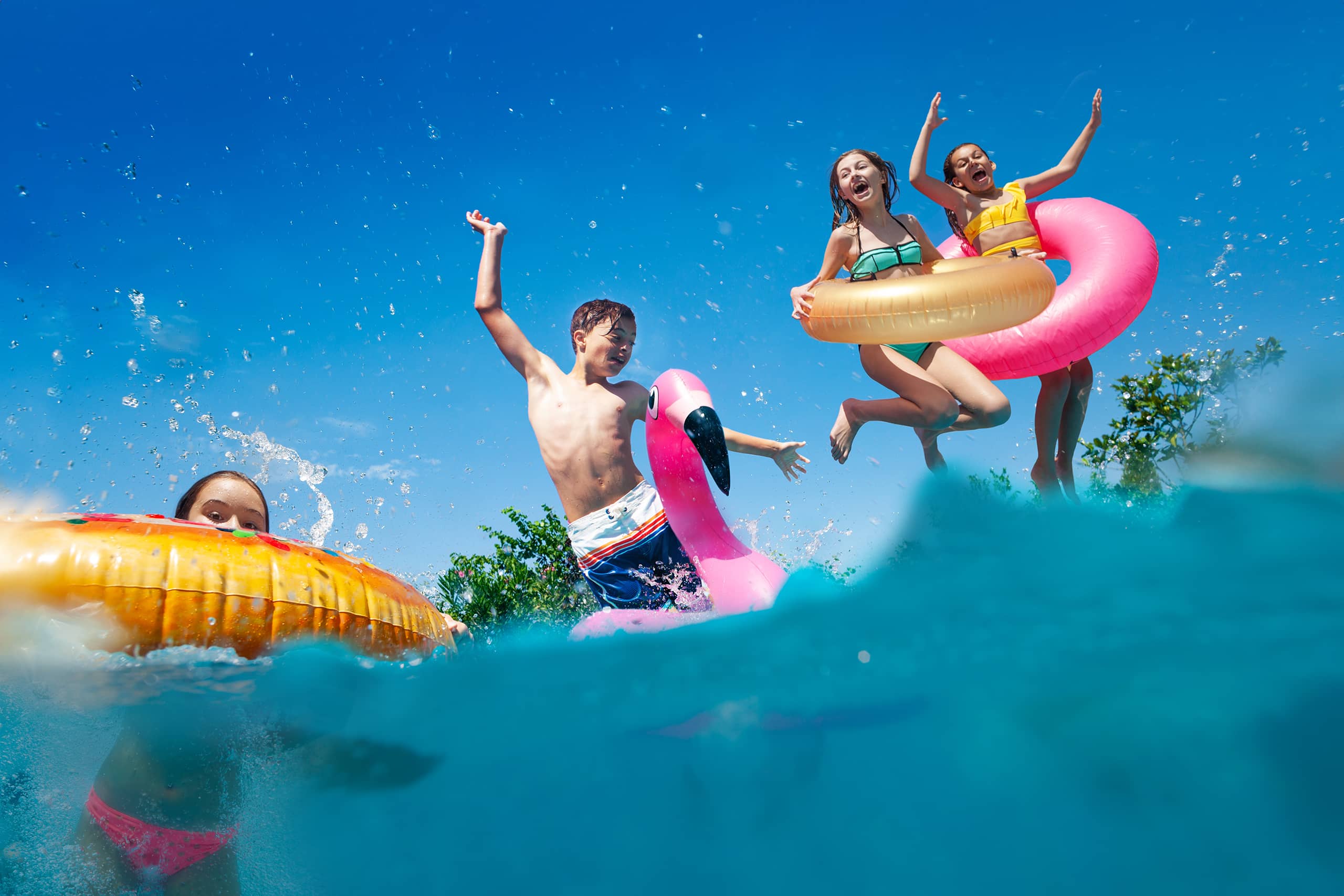 Heroimage kinder springen ins Becken