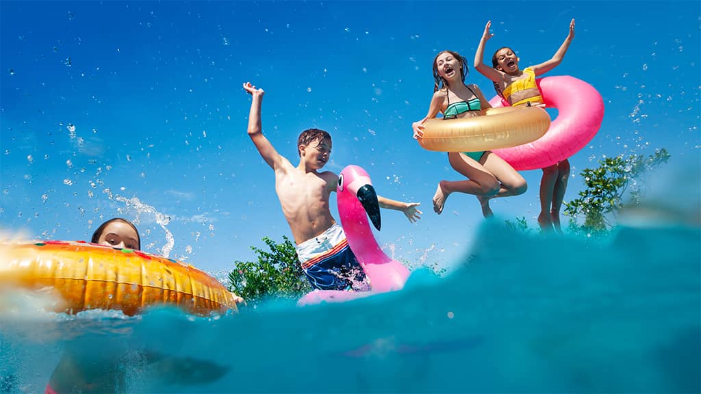 Heroimage kinder springen ins Becken